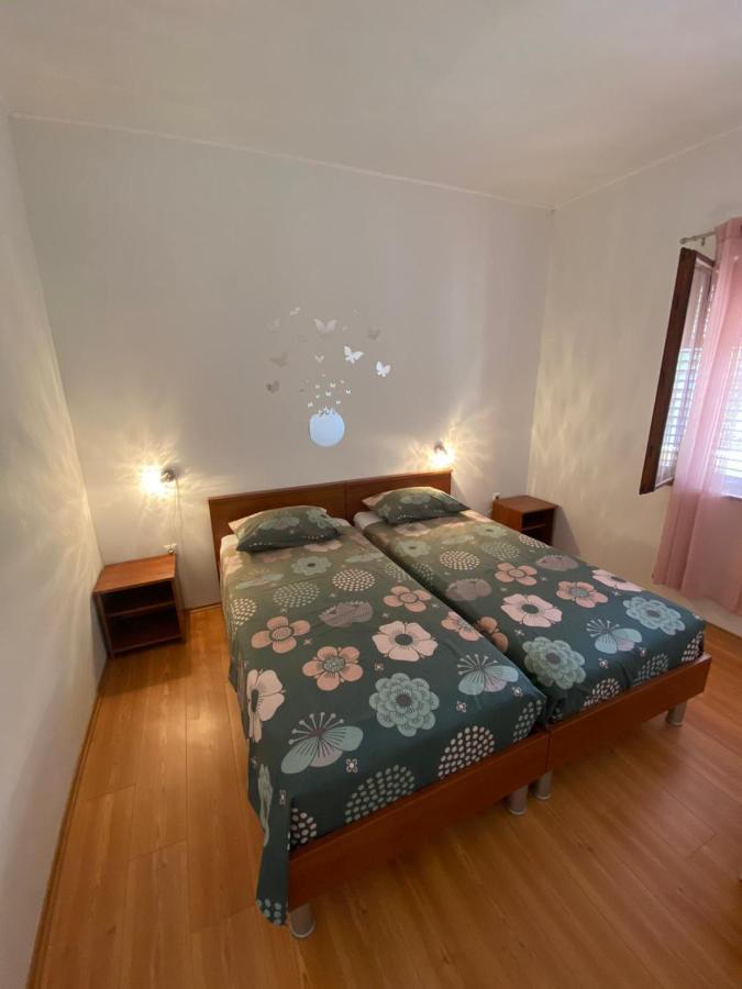Apartmani Milka Vrsi Exterior photo